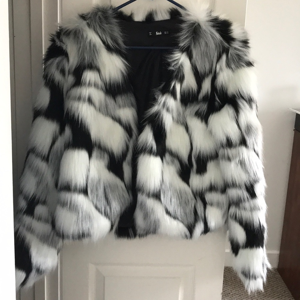 Black and white faux fur Size M